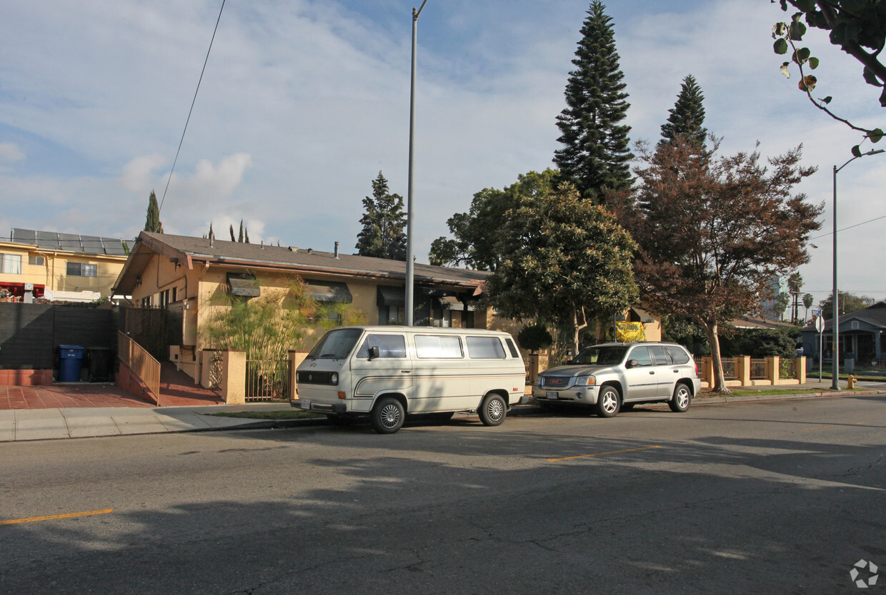 Building Photo - 6631-6635 Fountain Ave