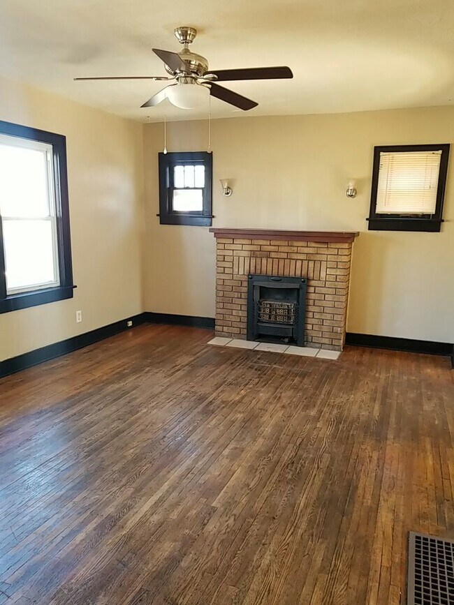 Building Photo - 203-203 E Mount Vernon St