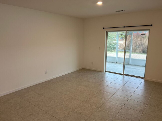 Building Photo - 121 College St