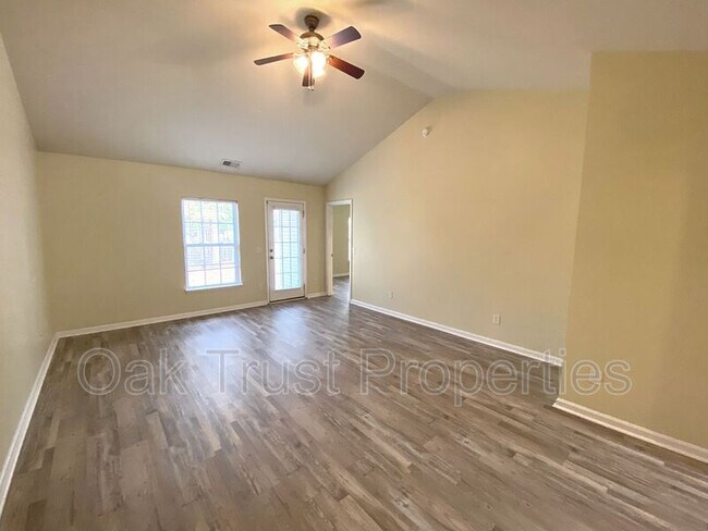 Foto del edificio - 136 Mcgrady Dr