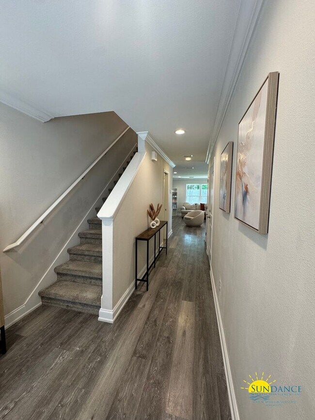 Foto del edificio - Comfort, Space & Location — Recently Repriced