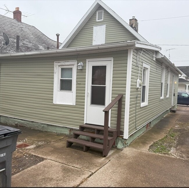 Building Photo - 319 Dexter St