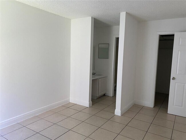 Foto del edificio - 4453 Treehouse Ln