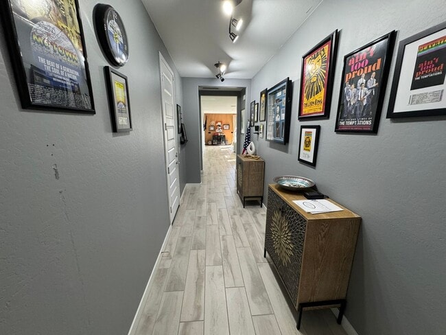 Building Photo - 2024 Beautiful Furnished 3 Bedroom 2 Bath with Private Suite near Sports Venues