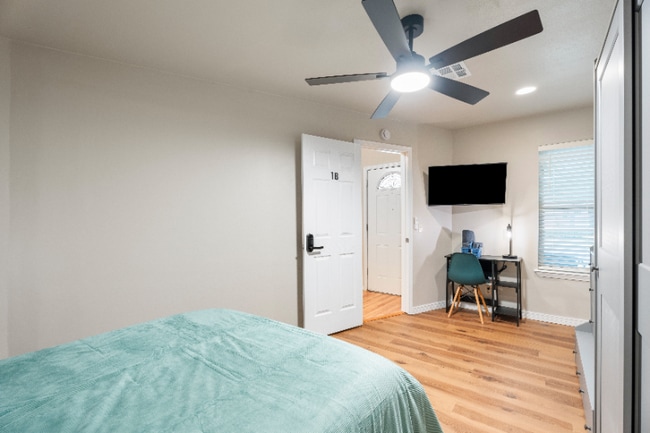 Building Photo - 4719 S Lakewood Ave