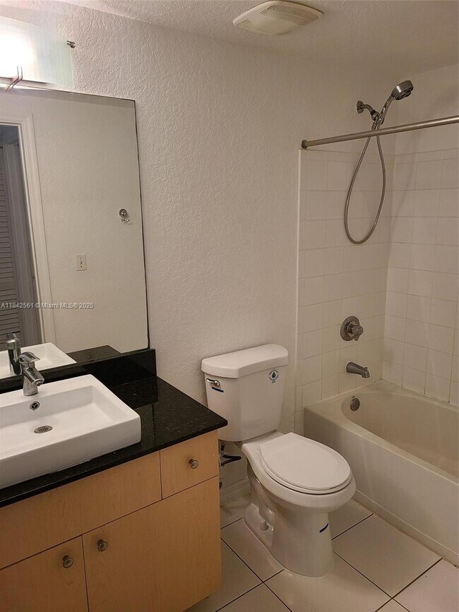 Foto del edificio - 2541 Centergate Dr
