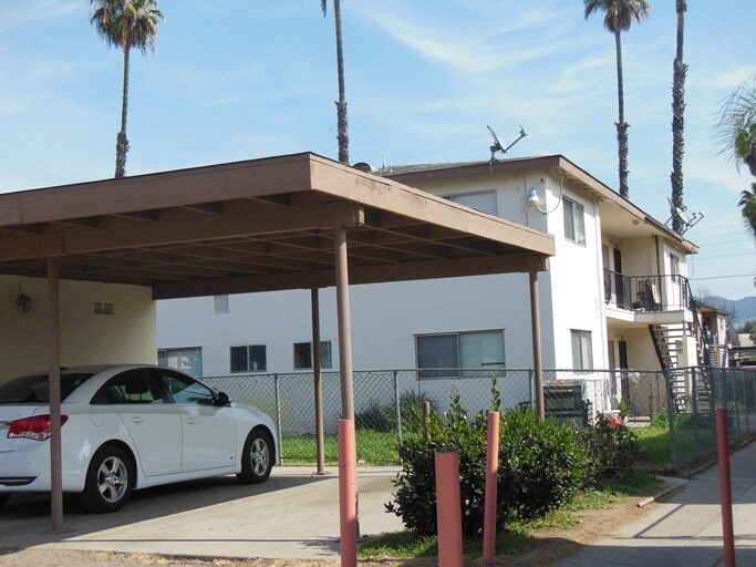 Estacionamiento techado - 517-523 Aster St