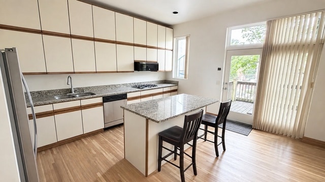 Building Photo - 534 W Dickens Ave