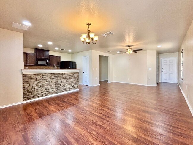 Building Photo - Bright and Open 4 bedroom 2 bath Single Story Home on the NE side of SA!