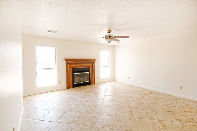 Building Photo - Comfortable home on a cul-de-sac with a gr...