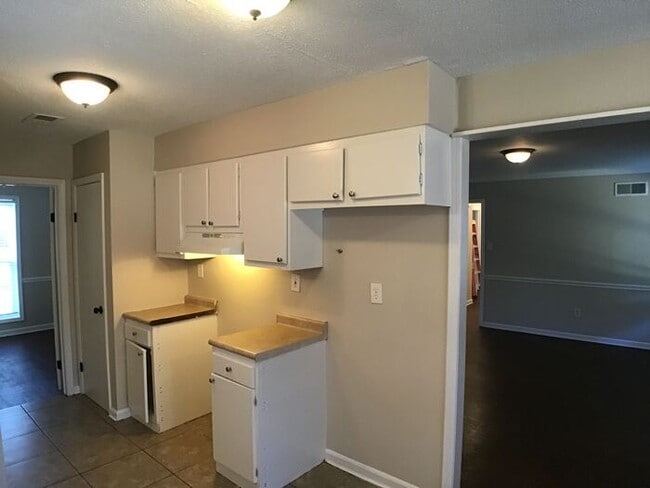 Building Photo - 5962 Raintree Dr