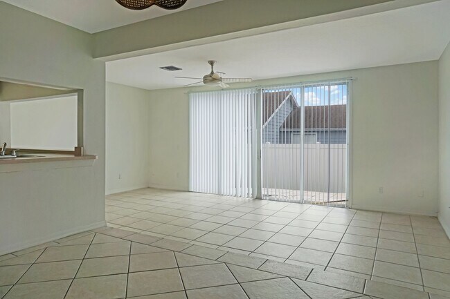 Foto del edificio - Townhome available for rent in Davenport!