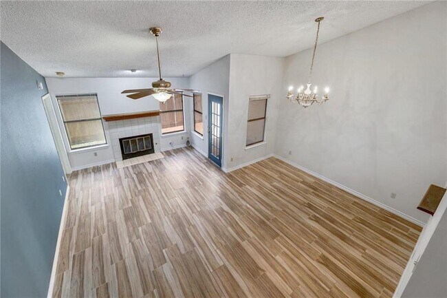 Foto del edificio - 12212 Brigadoon Ln