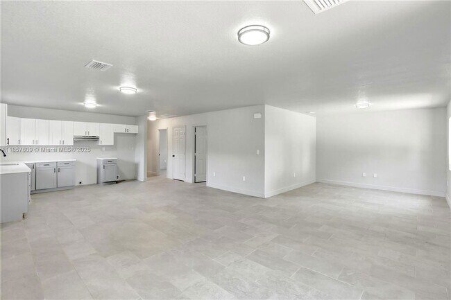 Foto del edificio - 861 NW 6th Ave