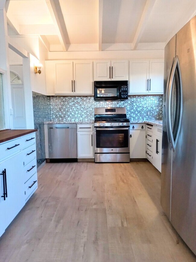 Building Photo - Refurbished 3bd Single Story House With Carport & Large Yards