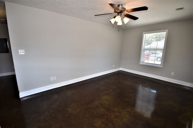 Building Photo - 333 Rossview Rd