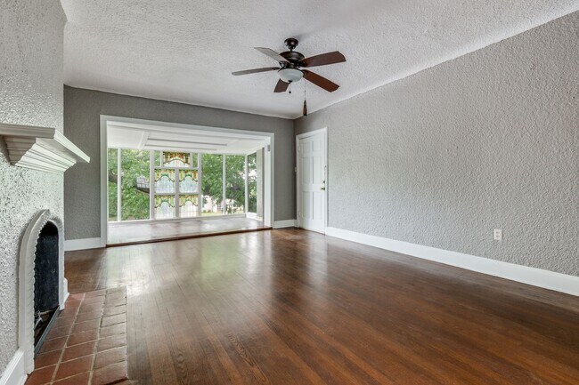 Foto del edificio - 4133-4135 Hawthorne Ave