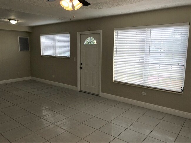 Building Photo - 2100 SW 68th Way
