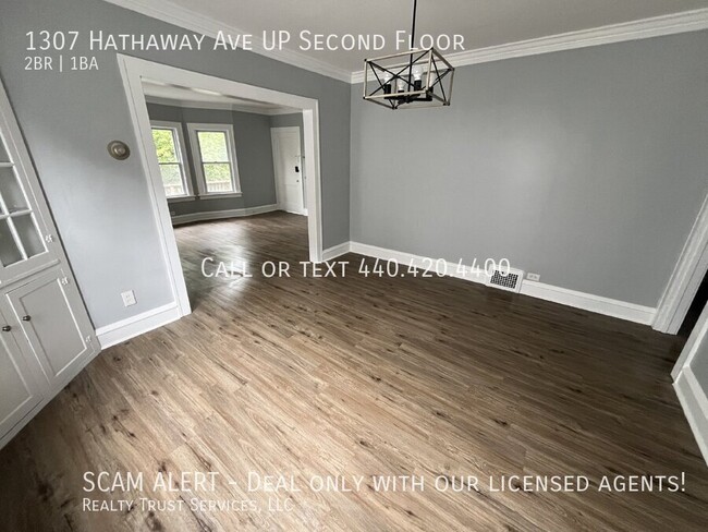 Building Photo - Stylish 2-bedroom 1-bath middle unit with ...