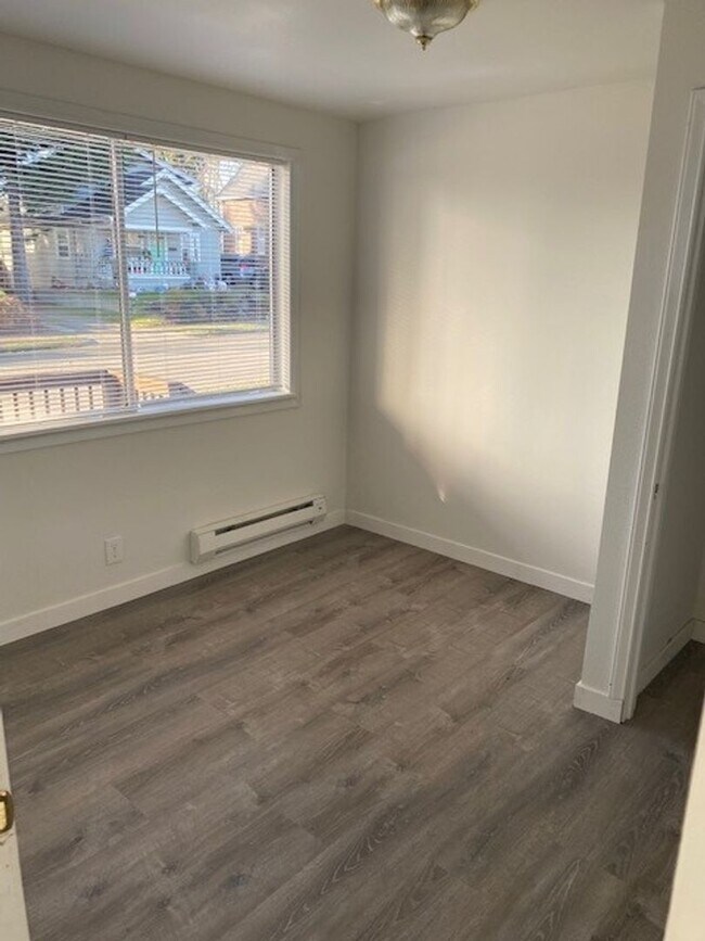 Building Photo - Charming Central Tacoma Home- Pet Friendly!
