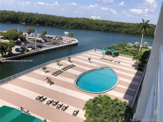 Foto del edificio - 400 Kings Point Dr