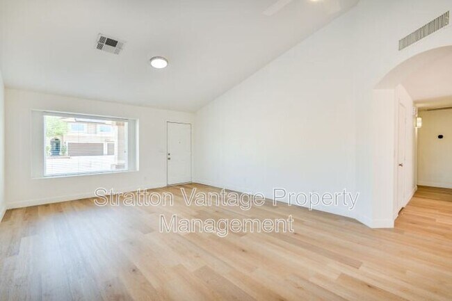 Building Photo - 655 W Devon Ct