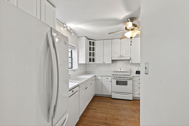 Building Photo - Raleigh Living: Spacious 3BR Townhome in Spring Garden!