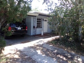 Building Photo - 1705 Roslyn Ave