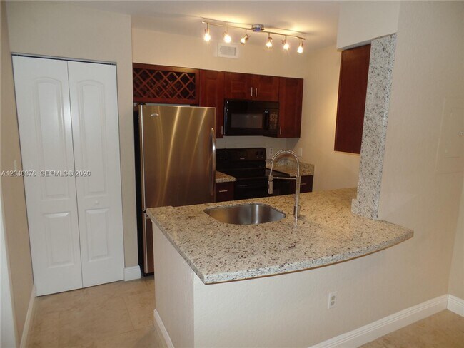 Building Photo - 2811 N Oakland Forest Dr