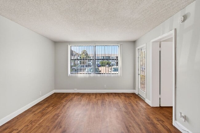 Photo - ONE BEDROOM ONE BATHROOM!! WATERFRONT COMMUNITY! Apartment