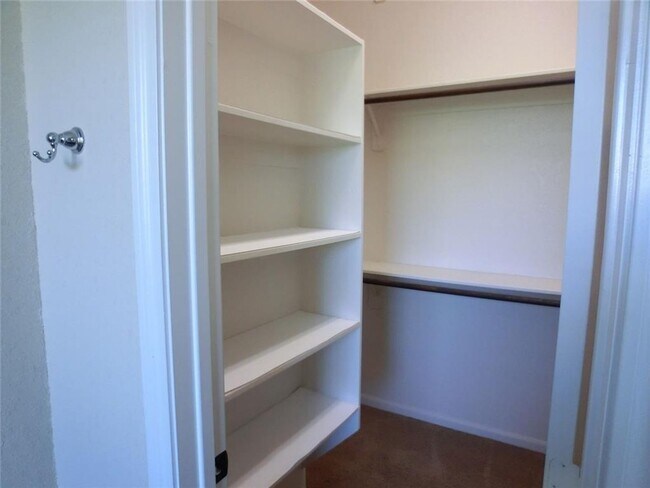 Building Photo - Discover comfort and convenience in this b...