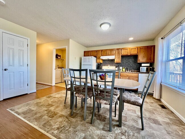 Building Photo - Great corporate furnished rental- close to everything.