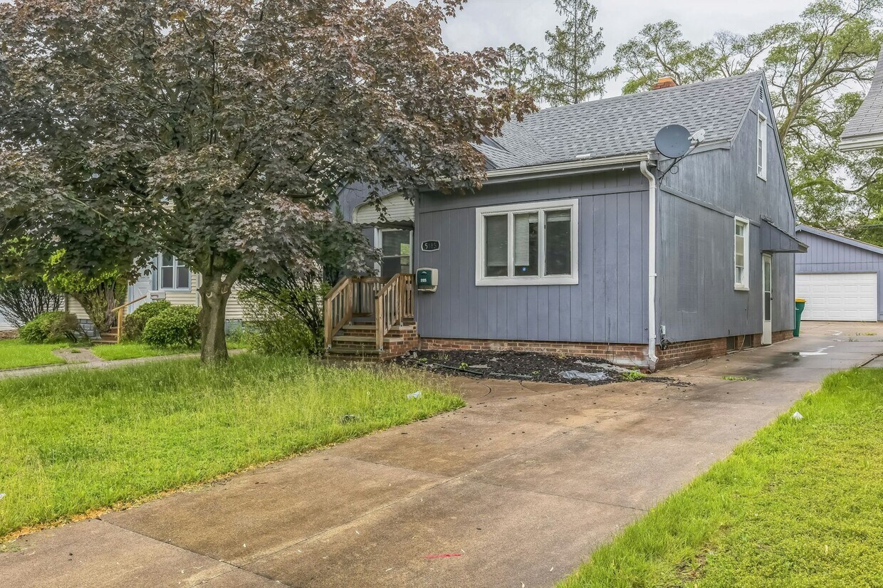 Primary Photo - 5185 Clement Ave