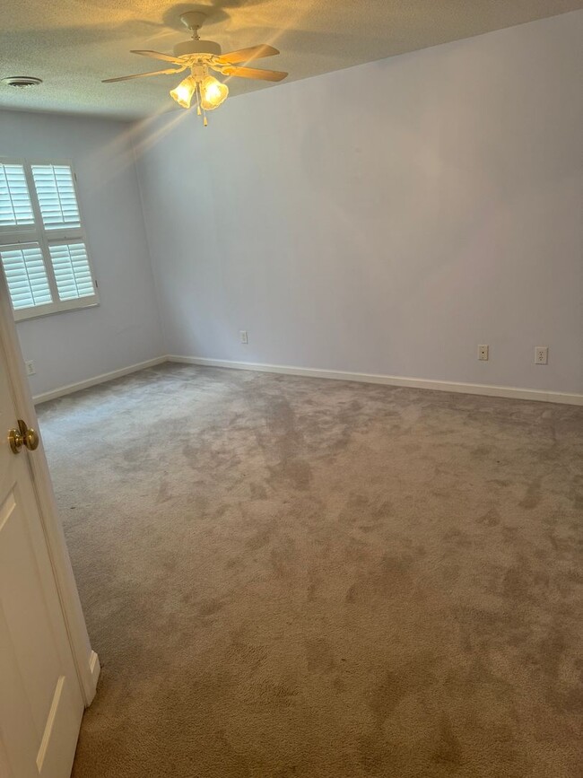 Building Photo - Knoxville 37917 - 2 bedroom, 2 bath Condo ...