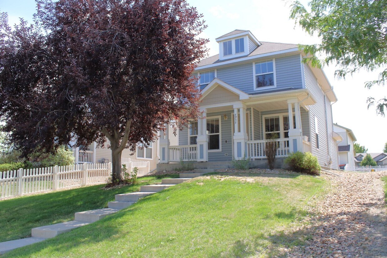 Primary Photo - Updated 3bed/2.5bath/2car garage across fr...