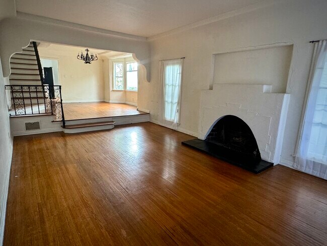 Building Photo - 925 Westmount Dr