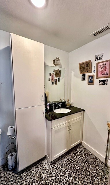 Foto del edificio - 144 Robbins St