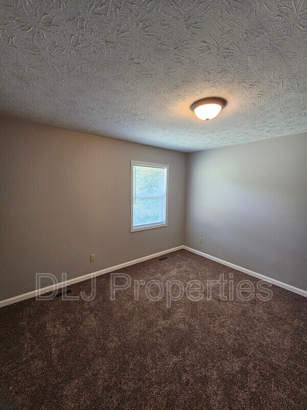 Building Photo - 504 Betty Lou Dr