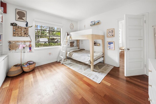 Foto del edificio - 641 NE 57th St