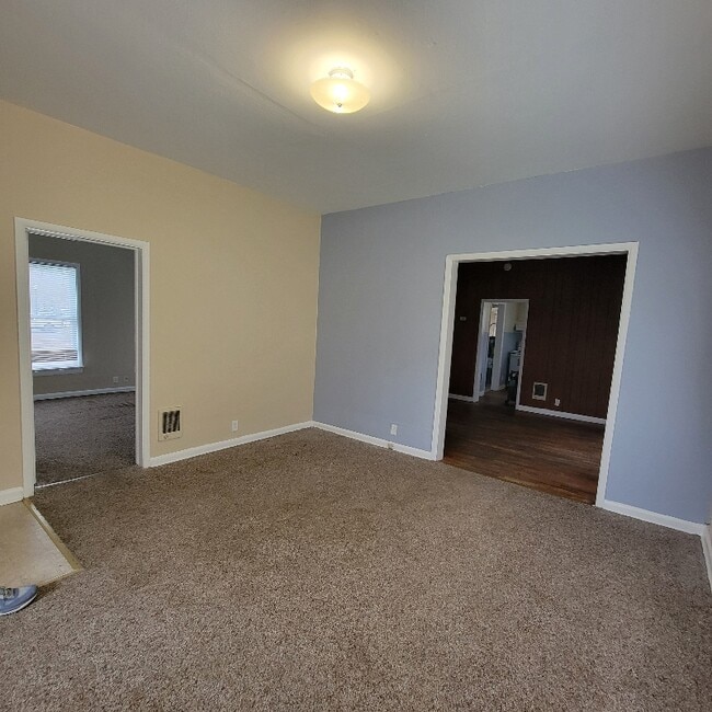 Building Photo - 319 SE Rose St