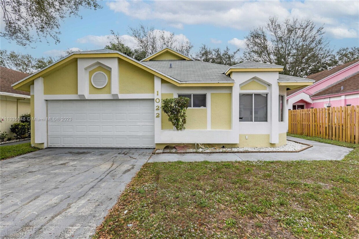 Primary Photo - 1022 W Jasmine Ln