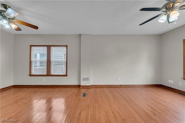 Building Photo - 1460 E 204th St