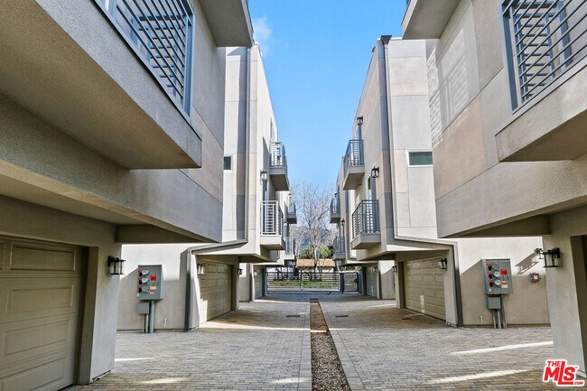 Foto del edificio - 15106 Roxford St