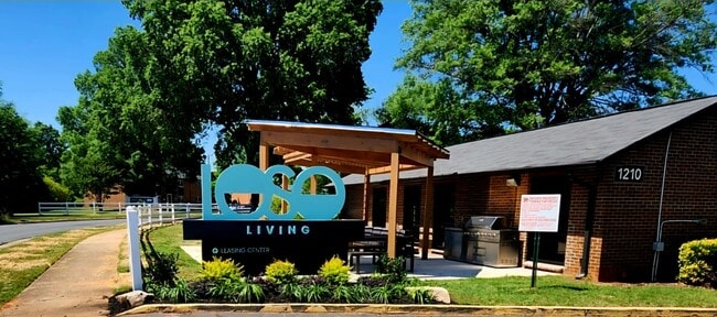 Building Photo - LOSO Living