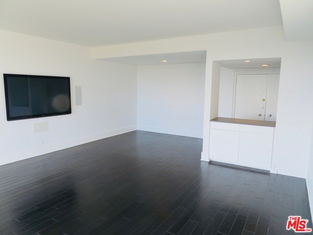 Building Photo - 818 N Doheny Dr