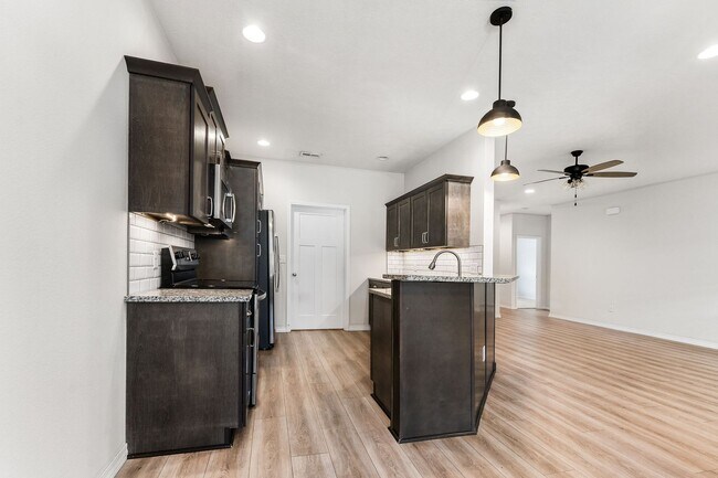 Foto del edificio - NEW LUXURY 3 BED 2 BATH 2 CAR GARAGE DUPLEX