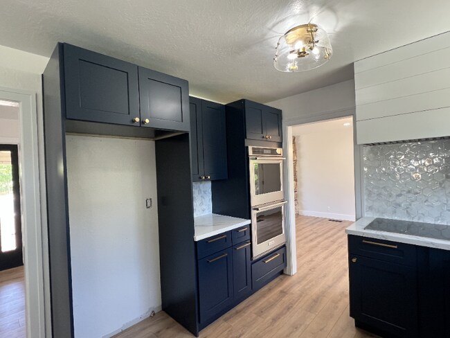 Foto del edificio - 641 Wintergreen Ln