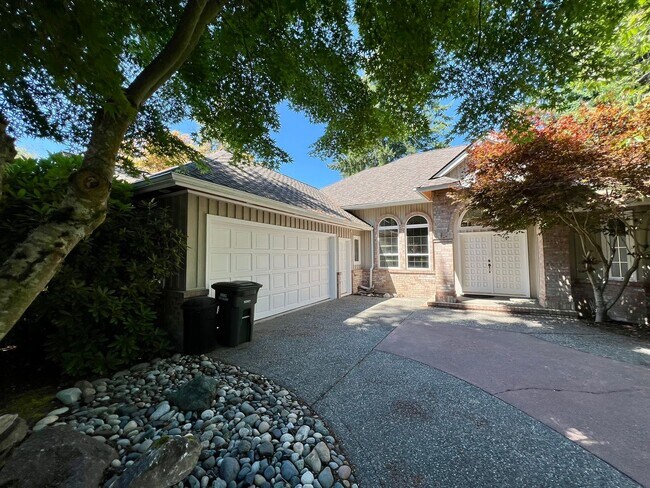 Building Photo - Beautiful 3-Bed 3-Bath home on Semiahmoo G...