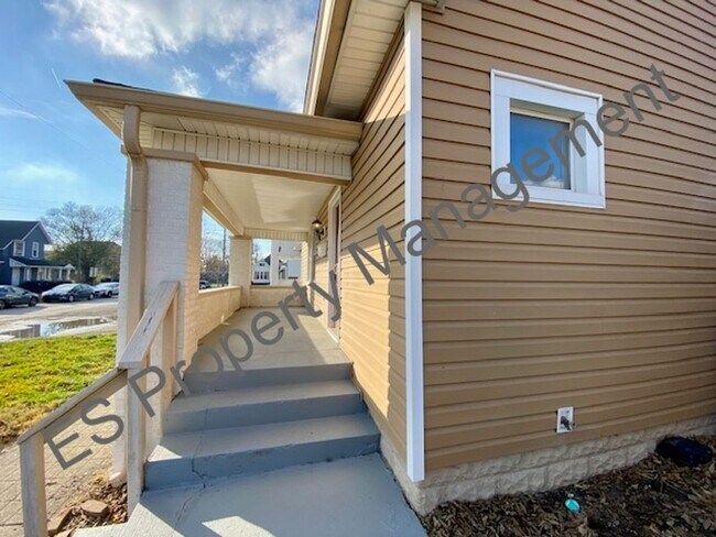 Building Photo - Newly Renovated 3 bedroom 2 full bathroom ...