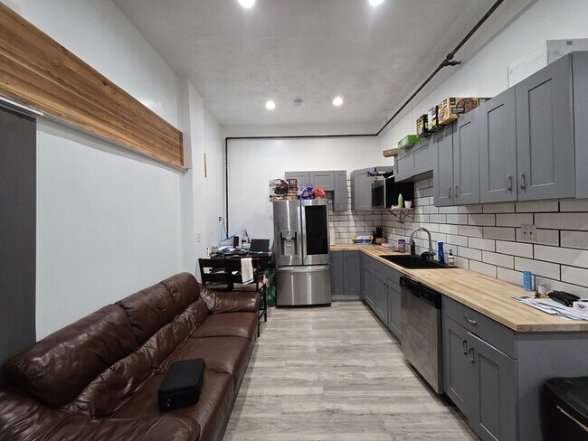 Building Photo - 918 3385 S